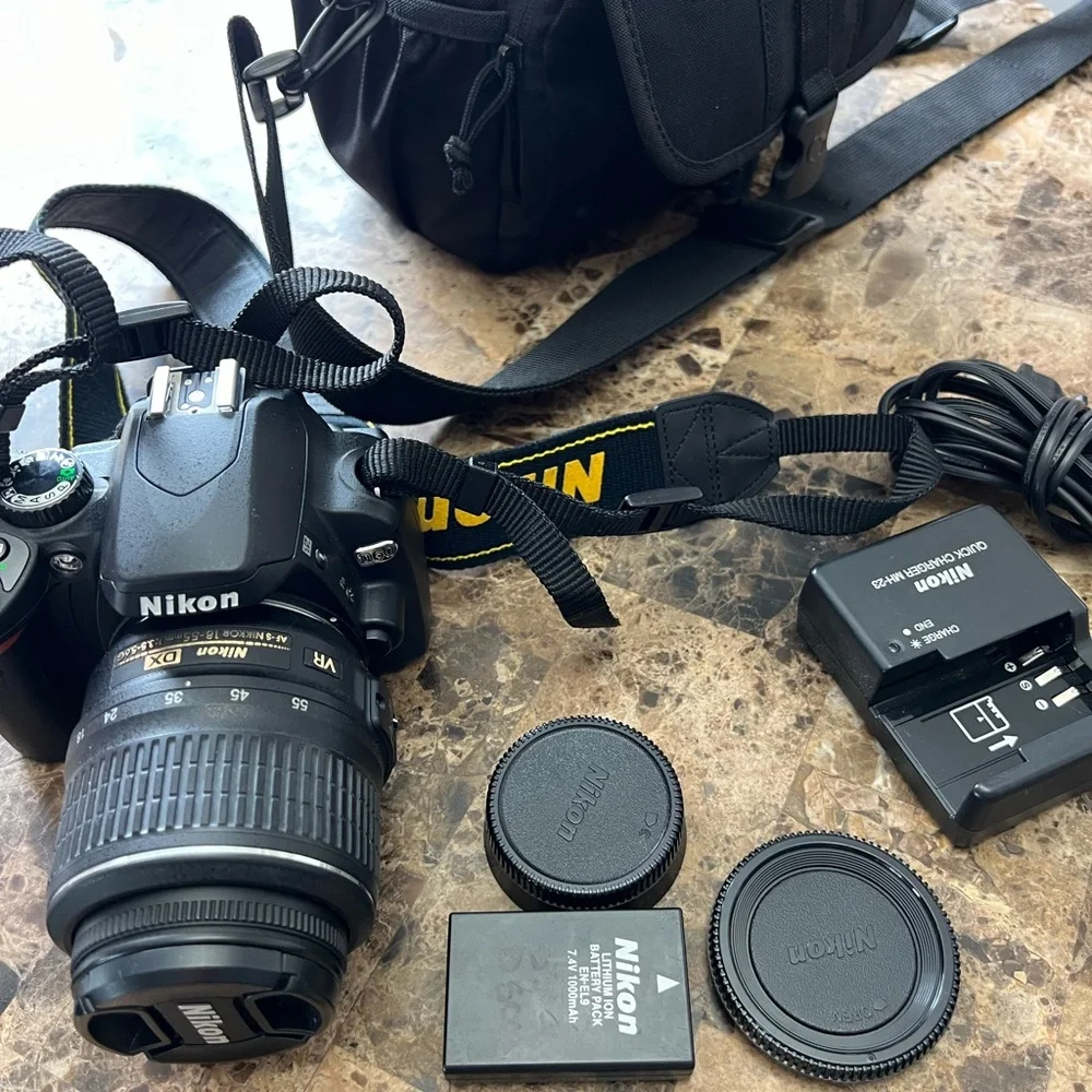 Nikon D60 with AF-S DX NIKKOR 18-55mm f/3.5-5.6G VR Lens